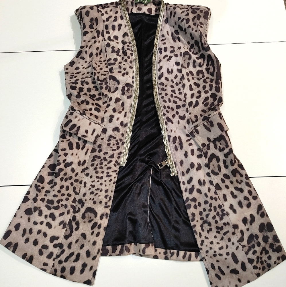Zipper accented vest